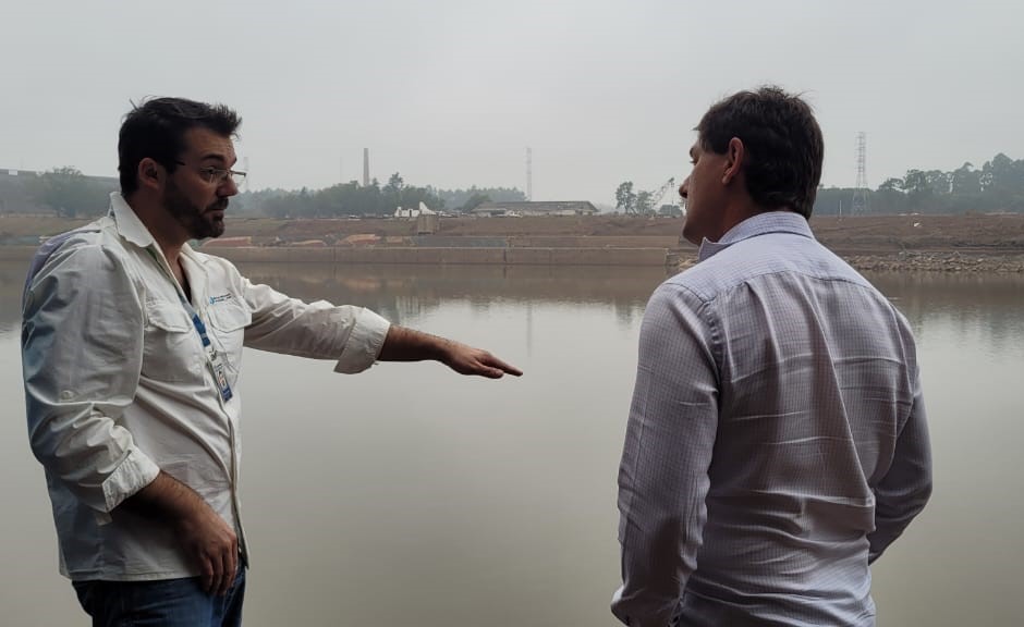 O superintendente Franco Buffon e o prefeito de Lajeado (RS),  Marcelo Caumo, dialogam sobre monitoramento do Rio Taquari