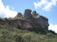 Na subida da vertente SE Serra das Torres, é possível observar as estruturas sedimentares como as estratificações plano-paralelas. Foto: Rogério Valença Ferreira.