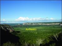 Vista do anfiteatro formado pelo rebordo erosivo em contato com a superfície aplainada. Foto: Rogério Valença Ferreira.