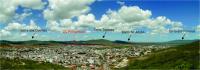 Vista panorâmica na direção SO do Geossítio Mirante do Cruzeiro, onde se avista a cidade de Arcoverde em primeiro plano e alinhamentos serranos e a borda da Bacia do Jatobá, ao fundo. Foto: Rogério Valença Ferreira.