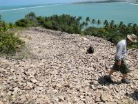 Detalhe da antiga pedreira que funcionava no local, com fragmentos de blocos do Granito do Cabo. Foto: Rogério Valença Ferreira.