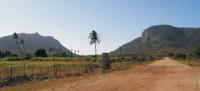 Visão geral da parte norte da serra das Queimadas com destaque para o boqueirão, bem como a silhueta da “Princesa Encantada”. Foto: Z. Lima.