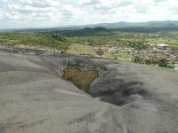 Pequena cacimba no topo da Serra do Cacimbão, de onde se tem uma vista panorâmica da superfície aplainada da Depressão do Baixo Rio São Francisco. Foto: Rogério Valença Ferreira.