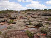 Visão geral dos afloramentos dos arenitos na trilha da Cachoeira do Ferro Doido.Fonte: Antônio J. Dourado Rocha, 1996.