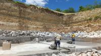 Detalhe de trabalhadores extraindo a "Pedra cariri". Foto: Freitas, L.C.B. 