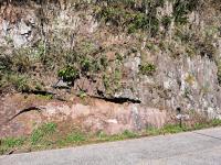 Afloramento que mostra o contato do arenito da formação Botucatu com os basaltos da formação Serra Geral próximo ao km 16,6 o denominado ponto 16. Autores: Peixoto & Trevisol (2023)