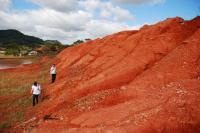 Vista parcial do afloramento mostra um padrão de relevo ondulado no entorno do geossítio. (Autor: Michel Godoy, 2008)