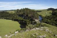 O Desnível dos Rios Divisa-Silveira é uma interessante feição originada pelas estruturas tectônica pretéritas que atuaram nas rochas vulcânicas da formação Serra Geral. (Autor: Fazenda Potreirinhos/2021)