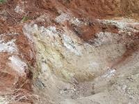 Ocorrência de espessura métrica de talco, composto por montmorilonita. Coloração variando de branco, verde, tons avermelhados e amarelos.