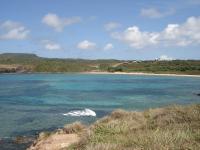 Vista da Baia de Sueste com a praia de Sueste ao fundo, onde encontram-se pequenas dunas e uma área de mangue à retaguarda. Foto: Rogério Valença Ferreira