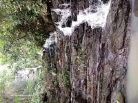 Cachoeira formada sob bandamento gnáissico sub-horizontal.