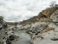 Vista panorâmica do geossítio Cânion do Rio Soledade, escavado em rochas migmatíticas da Suíte Metamórfica Cabaceiras. Foto: Rogério Valença Ferreira.