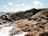 Costão Rochoso onde está localizado o Geossítio Mistura de Magmas do Granito do Cabo. Foto: Rogério Valença Ferreira