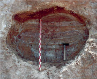 Uma das crotovinas de Cristal, mostrando preenchimento por camadas distintas de areia e lama. Escalas = 1 m. Autor: Buchmann, F. S.; et. al. (2010)