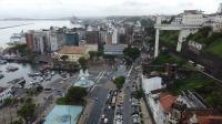 Vista do Elevador Lacerda, um dos principais pontos turisticos de Salvador, que liga a Cidade Alta e a Cidade Baixa. Identificação da Escarpa da Falha de Salvador com vista para a Baía de Todos os Santos.