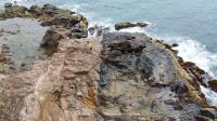 Dique máfico cortando discordantemente o granulito encaixante. Praia de Ondina, Salvador/Ba.