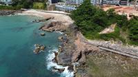 Afloramento de contato entre o Dique Máfico e Granulito Félsico, localizado nos fundos do Ondina Apart Hotel, por meio de uma passarela pavimentada.