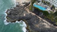 Edifício construído no alto falésia. Evidência de ação antrópica direta na deformação das rochas para instalação de tubulação. 
