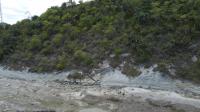 Paleofalésia íngreme, com intemperismo ativo, queda de blocos e desmoronamentos ao longo da costa litorânica - Ponta de Itamoabo, Ilha de Maré.