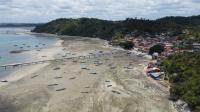 Extenso plataforma de abrasão, resultante do desgaste e arrasamento das ondas, ao longo da costa litorânica - Ponta de Itamoabo, Ilha de Maré.