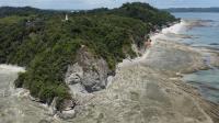 Vista panoramica da Ponta de Itamoabo. Paleofalésias íngremes, atuando intemperismo ativo, com quedas de blocos e desmoronamentos, e extensa plataforma de abrasão, resultante do desgaste e arrasamento das ondas, ao longo da costa litorânica, com marcas de ondulações.