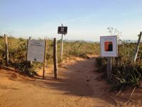Inicio da trilha de acesso ao mirante, com placas informativas ao turista. Fonte: Geoparques do Brasil (CPRM 2012)