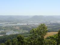 Vista do mirante mostra o padrão de ocupação das áreas planas e alagadas ara uso agrícola e os relevos montanhosos e escarpados ao fundo. (Michel Godoy/2009)