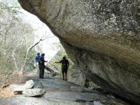 Abrigo rochoso na parte externa da Gruta do Magé. Foto: Rogério Valença, 2019.