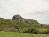 Relevo ruiniforme de destaque na paisagem.