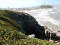 Paredão do morro Torre do Meio e vista parcial da furna Tocão. Autor Carlos Peixoto (2021)