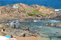 Vista do morro do Farol para os afloramentos. É possíl observar diferentes usos do local, como banhistas e pescadores (ao fundo). (Foto: Ricardo Pereira)