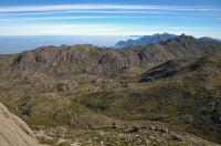 Vista do cume do Pico do Itatiaia para o vale do rio Campo Belo. A montante do vale, a serra do Pico do Couto e mais ao fundo, o conjunto de picos da Serra Fina.