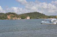 Estuário do Rio Formoso, com relevo de morros baixos ao fundo, onde está localizado o Morro do Reduto. Foto: Rogério Valença Ferreira.