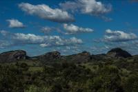 Conjunto de morros alinhados na região das Minas do Camaquã vista do quadrante noroeste. Fotografia: Paula Segalla e André Studzinski, 2015.