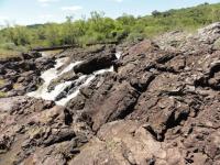 Afloramento rochoso com estruturas vulcânicas do tipo lava em corda.