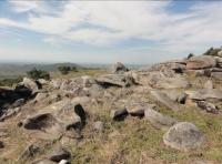 Blocos de rochas graníticas que a erosão colocou em equilíbrio ao fundo o Cerro da Angélica.