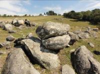 Os blocos e matacões são monumentos naturais gerados pela erosão e intemperismo originando formas arredondadas.