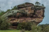Nos taludes do morro observam-se as estruturas sedimentares de grande porte e escavações originadas pela erosão.