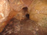 Ao fundo do salão de entrada existe um túnel para outro setor da caverna.