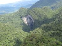 Vista do Portal da Caverna Casa de Pedra em meio ao belo relevo cárstico montanhoso. Foto Yukie Kabashima