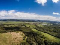 Vista da paisagem conjunto formado por diferenças de relevo vale e morros das serras dos Lanceiros, do Segredo e de Santa Bárbara. Fotografia: Paula Segalla e André Studzinski, 2015.