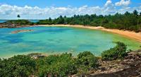 Vista da Enseada da Ilha de Santo Aleixo, na porção sul da ilha, formada por praia arenosa e dois costões rochosos constituídos por riolitos da Província Magmática do Cabo.  Foto: https://guiaviajarmelhor.com.br/conheca-a-ilha-de-santo-aleixo-uma-das-atracoes-mais-belas-do-litoral-pernambucano/. Acesso em 18/08/21.