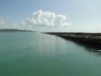 O Arenito de Praia de Suape forma uma extensa faixa com cerca de 4000 m de comprimento por 70 m de largura. Foto: Rogério Valença Ferreira.