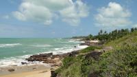 Visão geral da Praia de Itapuama com os derrames de traquito. Foto: Rogério Valença Ferreira.