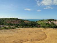 Visão geral do geossítio Mirante da Vila de Nazaré, onde se observa processos erosivos atuais sobre o espesso manto de intemperismo do Granito do Cabo. Foto: Rogério Valença Ferreira.