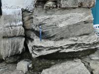 Blocos de arenitos de praia utilizados na construção do Convento Carmelita, onde se observa estratificações cruzadas. Foto: Rogério Valença Ferreira.