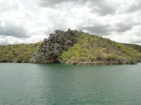 Vista panorâmica do Sítio da Geodiversidade Pedra do Gavião, que é um relevo residual do tipo Castle Koppie parcialmente exumado posicionado na margem esquerda do reservatório da Usina Hidroelétrica de Xingó. Foto: Rogério Valença Ferreira.