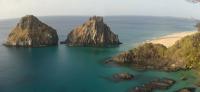 Vista para nordeste do Mirante da Baia dos Porcos, com a baía no canto inferior direito, as ilhas Dois Irmão vistas pela face sul, e a extensão da praia da Cacimba do Padre em direção às ilhas secundárias ao fundo. A Baía dos Porcos é um ponto excepcional de mergulho na ilha, posicionada sobre derrames de olivina basanitos, o piso corresponde a uma das superfícies de derrame. Foto: Rogério Valença Ferreira.