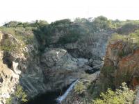 Vista da Cachoeira de Paulo Afonso no período seco, a partir do mirante da Usina de  Angiquinho, onde se pode observar as rochas que formam aquela queda d'água: gnaisses bandados cortados por inúmeros diques de composição pegmatítica de coloração rósea. Foto: Rogério Valença Ferreira