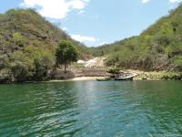 Pier de atracamento de embarcações de turismo no Rio do Sal, afluente do São Francisco, de onde se inicia o percurso de visitação ao Cânion do São Francisco,  trecho entre Paulo Afonso e Delmiro Gouveia. Foto: Rogério Valença Ferreira.